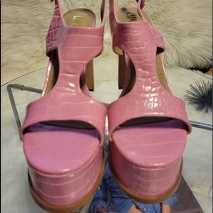 SQUARE TOE PLATFORM BLOCK HEEL IN PINK CROC PRINT PATENT